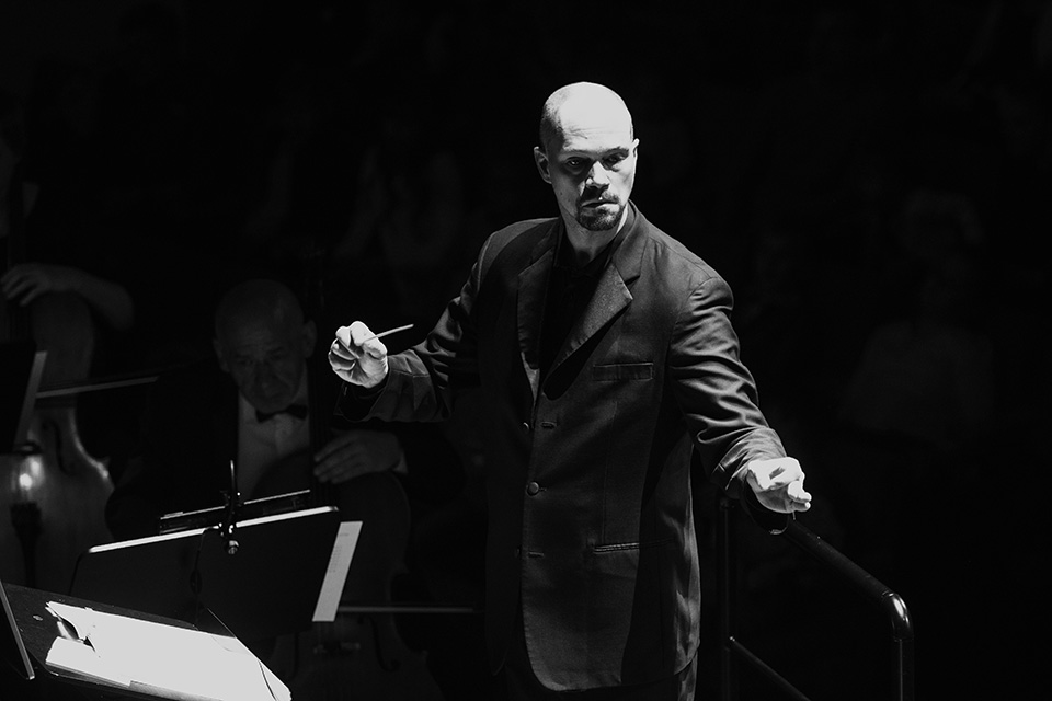 Timothy Henty conducting the Liepāja Symphonoy Orchestra in 2018. Credit Valters Pelns.